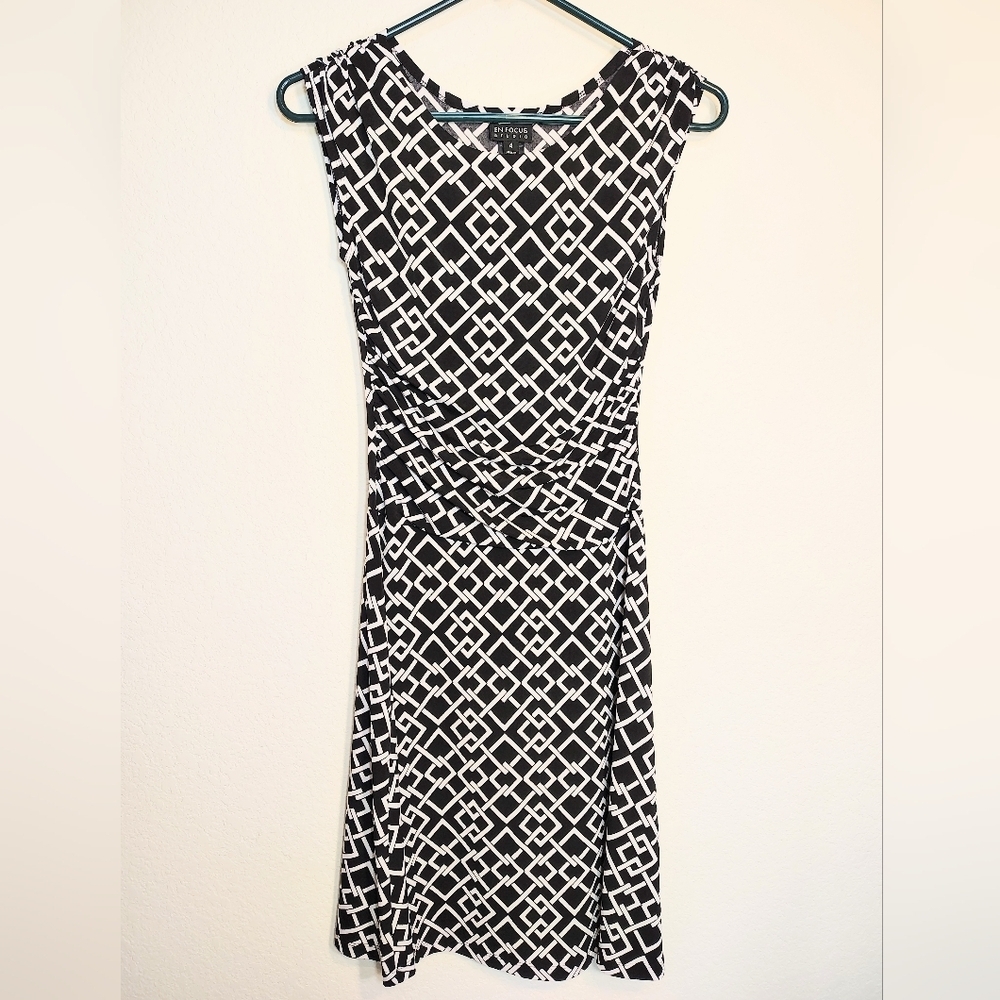 En Focus Studio Black & White Geometric Ruched-Waist Midi Dress